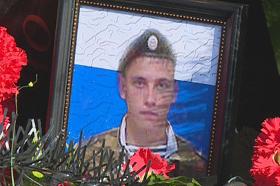 Погибшего на учениях амурчанина похоронили с воинскими почестями - gtrkamur.ru