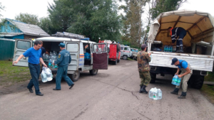 Жителям о. Старица спасатели развозят хлеб и питьевую воду - gtrkamur.ru