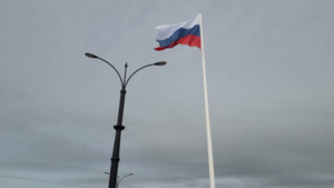 Флаг России с 75-метрового флагштока в Благовещенске сняли из-за ветра - gtrkamur.ru