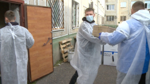 В Благовещенске спортсмены разгружают в инфекционном госпитале коробки с физраствором - gtrkamur.ru