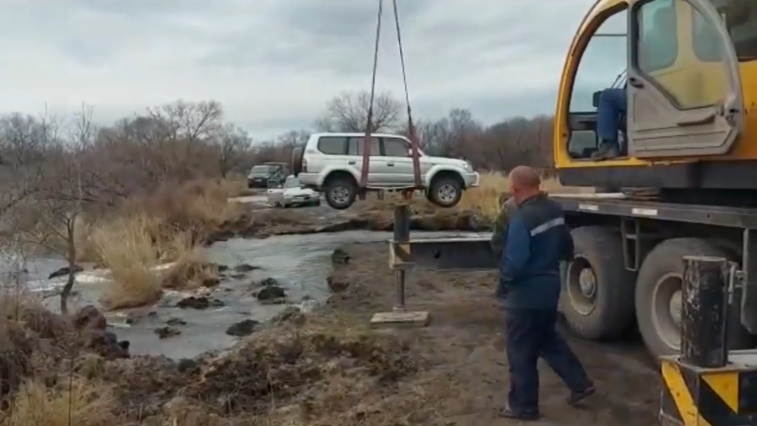 Рыбаков, которым вода отрезала путь, спасли с помощью крана - gtrkamur.ru
