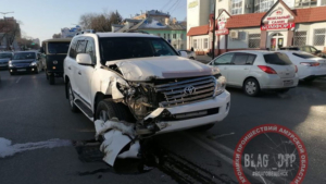 Сын главы амурского Минтранса рассказал в соцсетях о ДТП в центре Благовещенска с его участием - gtrkamur.ru
