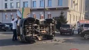 В центре Благовещенска перевернулась инкассаторская машина - gtrkamur.ru