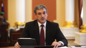 Благоустройство общественных пространств обсудили на совещании с Василием Орловым - gtrkamur.ru