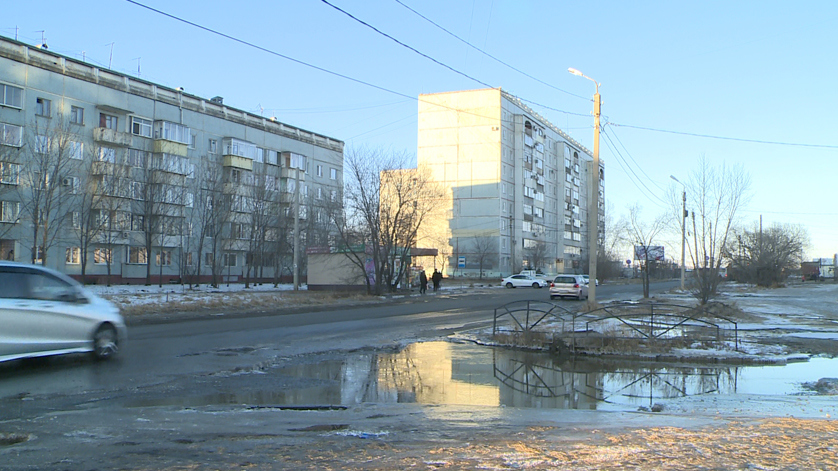 Порыв трубы на улице Кантемирова в Благовещенске затопил проезд во двор - gtrkamur.ru