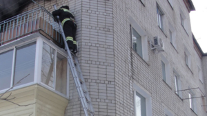 Благовещенские огнеборцы потушили пожар на балконе многоквартирного дома - gtrkamur.ru