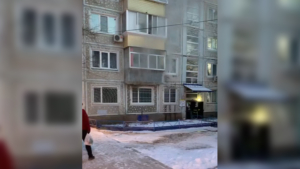 Пожар в благовещенской многоэтажке: огнеборцы спасли мужчину и старушку-инвалида, жильцов подъезда эвакуировали (видео) - gtrkamur.ru