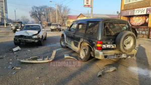 Внедорожник и седан не поделили дорогу в Благовещенске - gtrkamur.ru