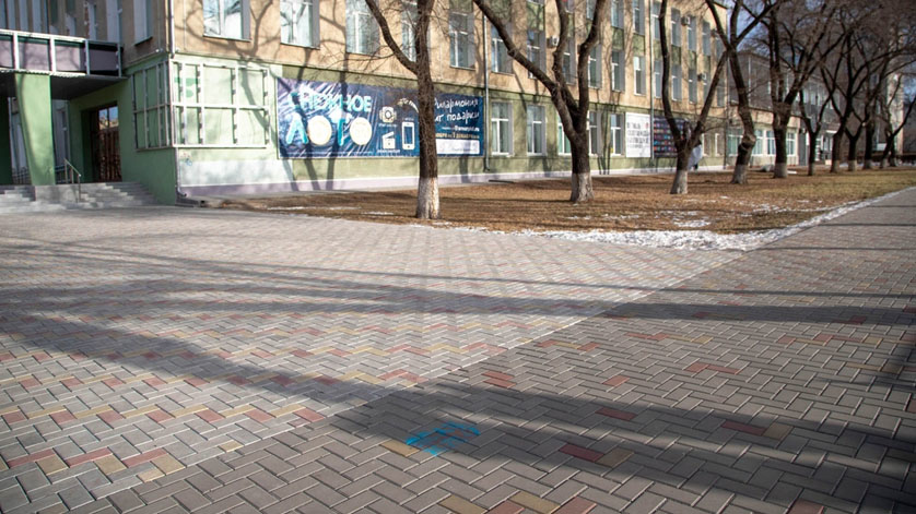 Тротуар на благовещенской улице испортили рекламой яслей - gtrkamur.ru