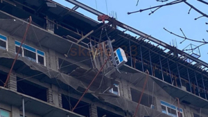 В Благовещенске с башенного крана сорвался груз на автомобиль (фотогалерея) - gtrkamur.ru