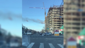 В центре Благовещенска башенный кран опасно переносил груз над проезжей частью - gtrkamur.ru
