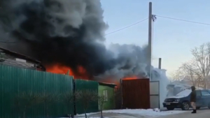 20 пожарных тушили частное подворье в Благовещенске - gtrkamur.ru