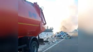 Из-за тлеющей золы едва не сгорел мусоровоз - gtrkamur.ru