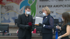 Амурских волонтеров-медиков наградили за поддержку жителей региона в период пандемии - gtrkamur.ru