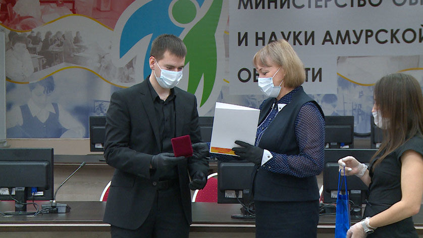 Амурских волонтеров-медиков наградили за поддержку жителей региона в период пандемии - gtrkamur.ru