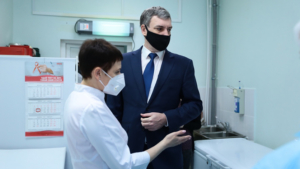 Василий Орлов проверил, как организована вакцинация в четвёртой благовещенской поликлинике - gtrkamur.ru