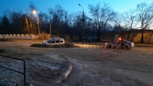 Благовещенец въехал в перекопанную часть дороги на Мухина - gtrkamur.ru