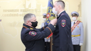 Амурские полицейские получили медали за освобождение заложников и спасение людей на пожаре - gtrkamur.ru