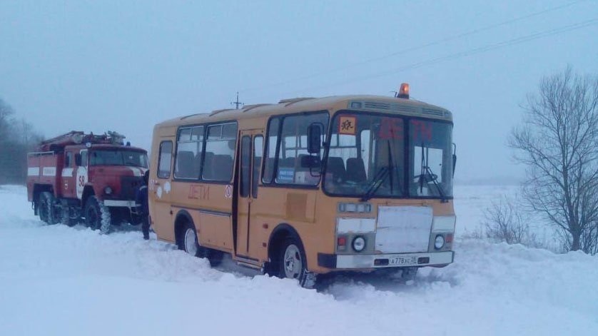 Амурские спасатели вызволили из снежного плена девять автомобилей - gtrkamur.ru