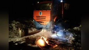 Застрявших в Зейском районе людей из сломавшегося КамАЗа вывезли в Зею - gtrkamur.ru