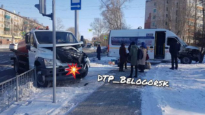 Четверо человек пострадали во время столкновения белогорской маршрутки с вакуумной машиной - gtrkamur.ru