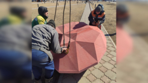 Фигуру сердца, украшавшую площадь ОКЦ, испортили вандалы - gtrkamur.ru
