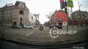 В центре Благовещенска у автомобиля на ходу отвалилось колесо (видео) - gtrkamur.ru