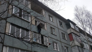 В Амурской области спасли мужчину, который стоял на козырьке балкона - gtrkamur.ru