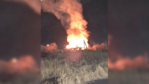 В Новорайчихинске погиб мужчина во время пожара, а в Благовещенске стихия уничтожила два автомобиля - gtrkamur.ru