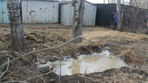 Порыв водопровода не могут устранить в Благовещенске из-за гаражей на месте аварии - gtrkamur.ru