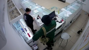 Грабитель в маске с молотком и ненастоящим пистолетом обчистил ювелирный магазин в Приморье - gtrkamur.ru
