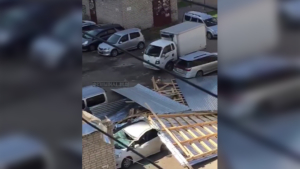 Сильный ветер в Благовещенске сорвал крышу и повредил автомобиль - gtrkamur.ru
