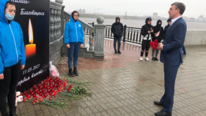 Губернатор области Василий Орлов возложил цветы к мемориалу в память о погибших в Казани - gtrkamur.ru