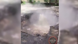 Горячий фонтан образовался в одном из дворов Благовещенска - gtrkamur.ru