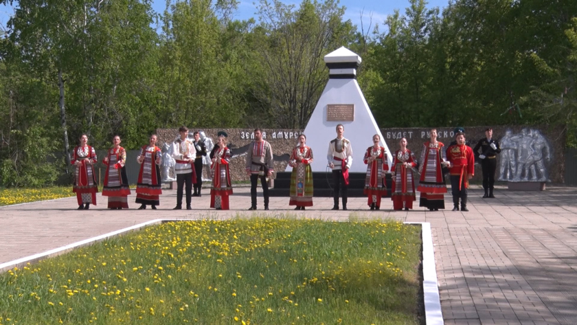 К памятнику в честь заключения Айгунского договора возложили цветы - gtrkamur.ru