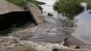 Потоком воды смыло мост рядом с Марково - gtrkamur.ru