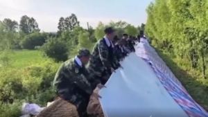 Рядом с соседним Хэйхэ, который тоже оказался во власти паводка, строят дамбы и эвакуируют людей - gtrkamur.ru