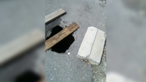 Трехметровая пропасть: в одном из дворов Благовещенска провалился асфальт - gtrkamur.ru
