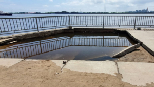 Плиту на благовещенской набережной починят после схода воды - gtrkamur.ru