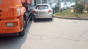 В Благовещенске украсили мусором припаркованный возле контейнеров автомобиль - gtrkamur.ru