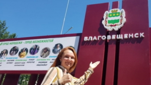 Рекламу на информационных стелах в Благовещенске заменили на портреты и рисунки - gtrkamur.ru