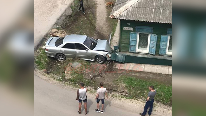 В Благовещенске водитель въехал в жилой дом - gtrkamur.ru