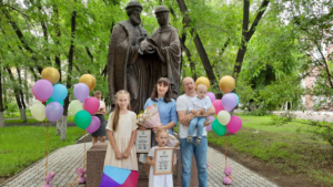 «Ростелеком» в День семьи, любви и верности поддержал молодые семьи Благовещенска - gtrkamur.ru