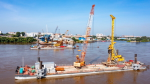 Опоры для нового моста через Зею начали строить с помощью барж - gtrkamur.ru