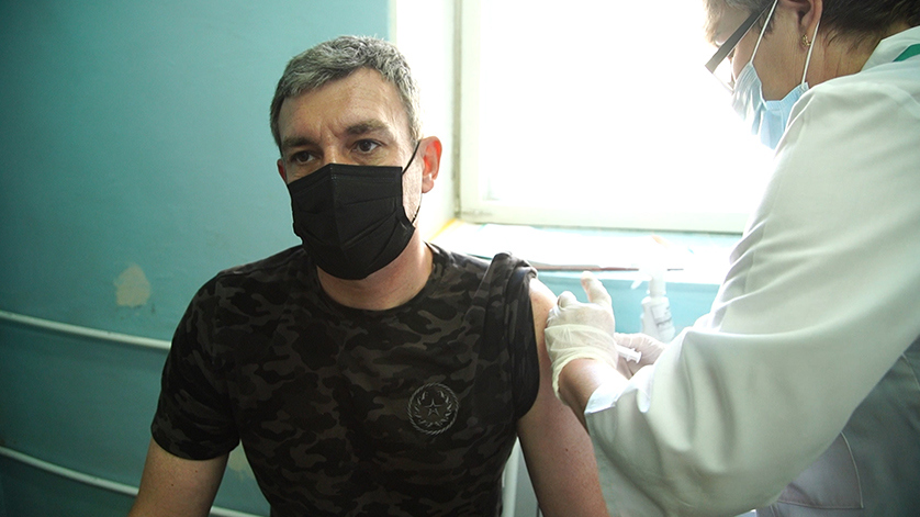 Губернатор области поставил вакцину от коронавируса во время командировки в Зейском районе - gtrkamur.ru