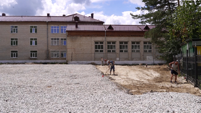 Спикер амурского Заксобрания оценил ход строительства стадиона в школе Циолковского - gtrkamur.ru