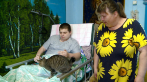 «На улице всё ярче и птички поют!»: подросток с травмой позвоночника смог выбраться на прогулку - gtrkamur.ru