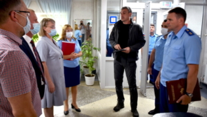 Замгенпрокурора Дмитрий Демешин и губернатор Василий Орлов встретились с подтопленцами в пункте длительного пребывания - gtrkamur.ru
