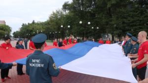 10-метровый флаг России развернули на площади Победы в Благовещенске - gtrkamur.ru