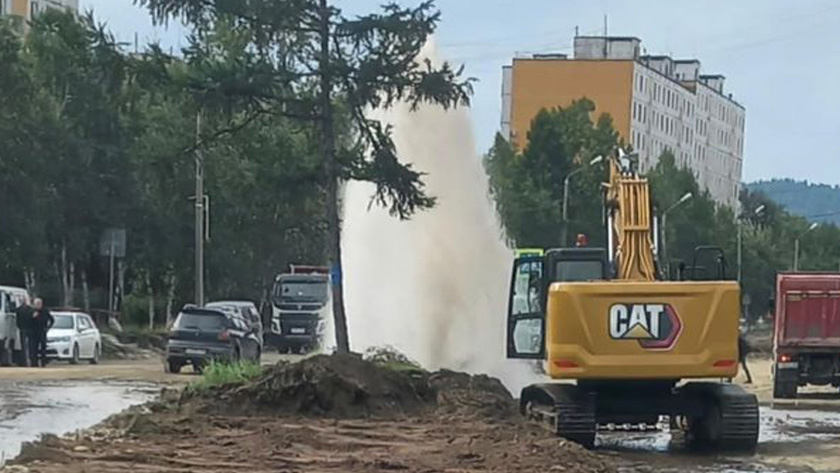 Гейзер забил на центральной улице Тынды - gtrkamur.ru